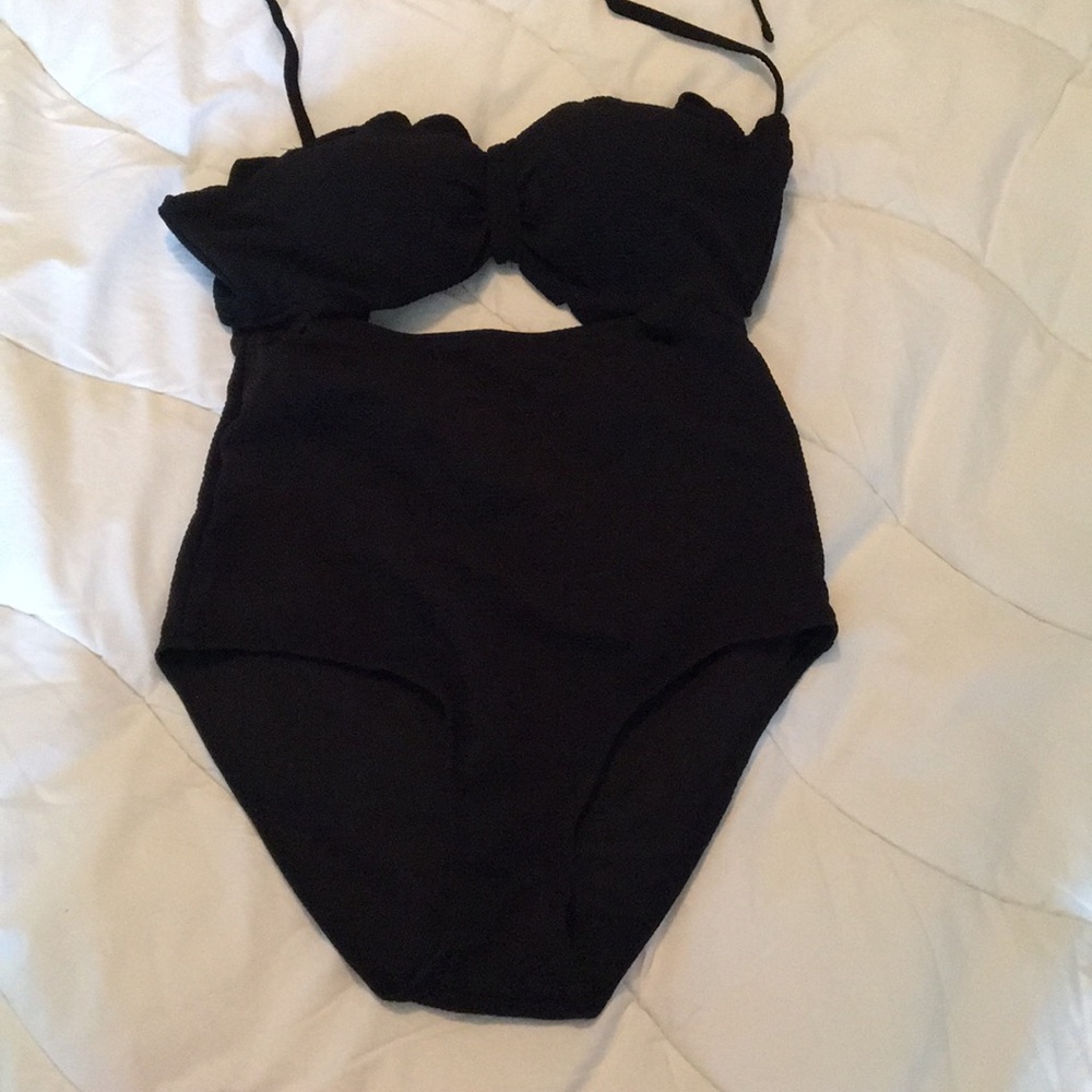 Black scallop One Piece